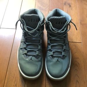 This is a size 10.5 Jordan Max Aura cool grey.